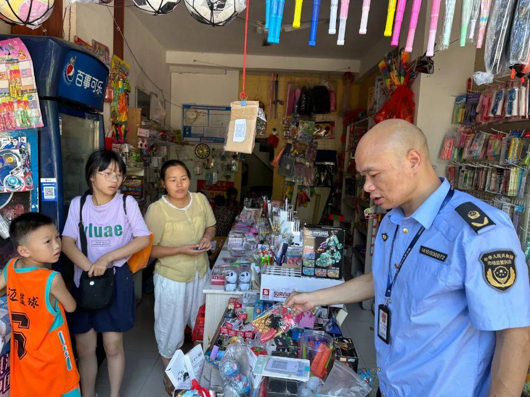 永新縣市場監(jiān)管局開展校園周邊兒童玩具和學(xué)生用品專項檢查，筑牢產(chǎn)品質(zhì)量安全防線